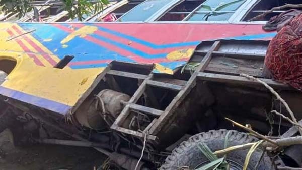 বাস-ট্রাকের সংঘর্ষে সাতক্ষীরায় ভারতীয়সহ আহত-৩০