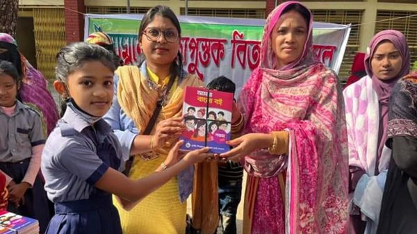 নাটোরের চাঁদপুরে উৎসব মুখর পরিবেশে বই বিতরণ