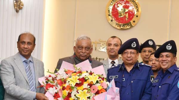 স্বরাষ্ট্রমন্ত্রীকে ফুলেল শুভেচ্ছা জানালেন বাংলাদেশ পুলিশ