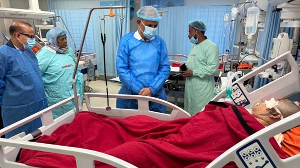 পেট্রোলে দগ্ধ চিকিৎসকের খোঁজ নিতে হাসপাতালে ডা. সামন্ত লাল