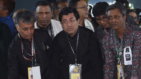 একুশের প্রথম প্রহরে ভাষা শহিদদের শ্রদ্ধা জানালেন ঢাদসিক মেয়র