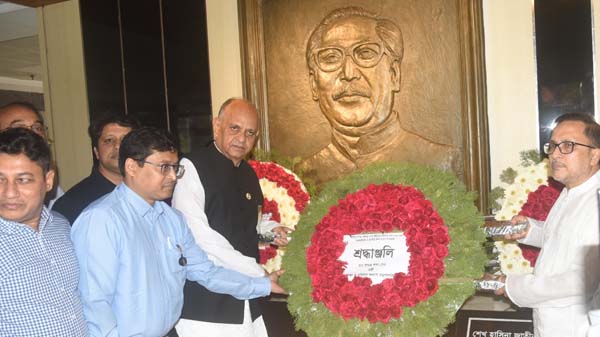 জাতির পিতার ১০৪তম জন্মবার্ষিকীতে স্বাস্থ্যমন্ত্রীর পুষ্পস্তবক অর্পণ