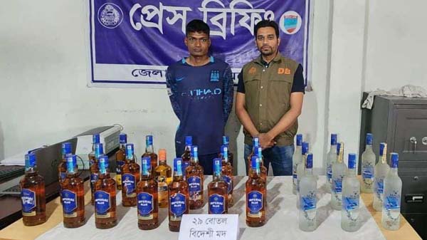 যশোর জেলা গোয়েন্দা পুলিশ'র অভিযানে ২৯ বোতল বিদেশি মদসহ গ্রেফতার-১