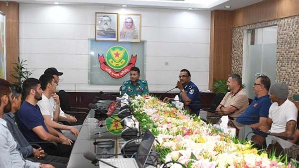 ডিএমপি কমিশনারের সাথে পুলিশ ফুটবল ক্লাবের বিদেশী খেলোয়াড়গণের সৌজন্য সাক্ষাত
