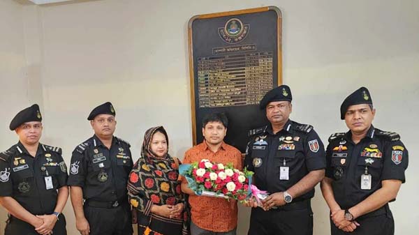 অপহৃত সোনালী ব্যাংকের ম্যানেজারকে পরিবারের কাছে হস্তান্তর
