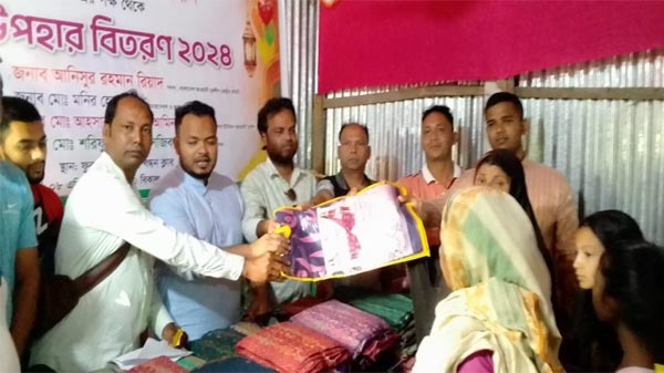 সিরাজদিখানে একতা বদ্ধনের উদ্যোগে বস্ত্র বিতরন