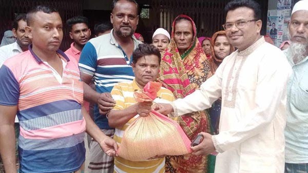 কলারোয়ায় প্রধানমন্ত্রীর ঈদ উপহার ভিজিএফের চাল বিতরণ