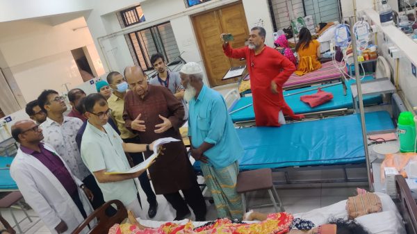 ঈদ ছুটিতে স্বাস্থ্যমন্ত্রীর অপ্রত্যাশিত হাসপাতাল পরিদর্শন