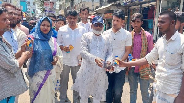 তীব্র দাবদাহে পথচারীদের খাবার স্যালাইন ও পানি বিতরণ করলেন মেয়র আ: রহমান