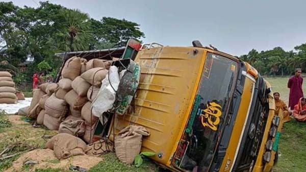 সাতক্ষীরার তালায় ট্রাক উল্টে ২ শ্রমিক নিহত