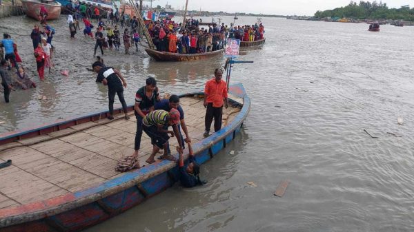 মোংলায় যাত্রীবাহী ট্রলার ডুবি