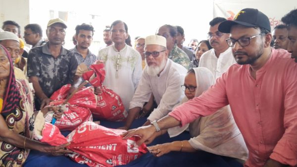 রামপালে বন্যা দূর্গতদের পাশে বসুন্ধরা গ্রুপ