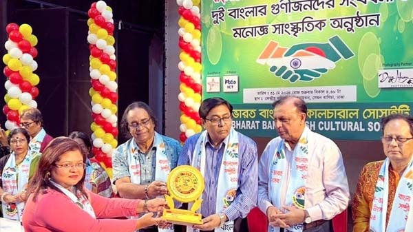 ‘ভারত-বাংলাদেশ ফ্রেন্ডশিপ অ্যাওয়ার্ড’ পেলেন ফারজানা শোভা