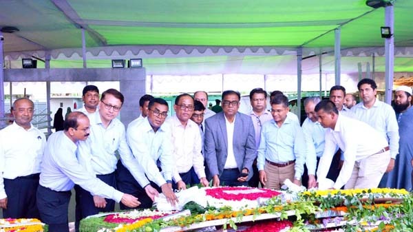 বঙ্গবন্ধুর প্রতিকৃতিতে নতুন স্থানীয় সরকার বিভাগ সচিবের শ্রদ্ধা নিবেদন
