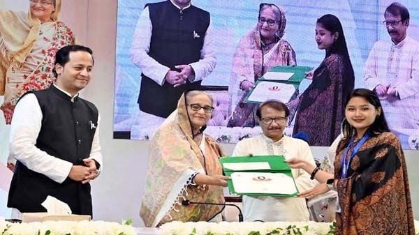 অসচ্ছল মেধাবী শিক্ষার্থীদের মধ্যে উপবৃত্তি, টিউশন ফি বিতরণ উদ্বোধন করলেন প্রধানমন্ত্রী