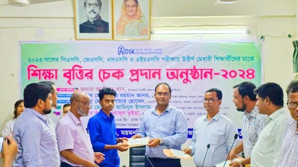 ভালুকায় মেধাবী শিক্ষার্থীদের মাঝে শিক্ষা বৃত্তির চেক প্রদান