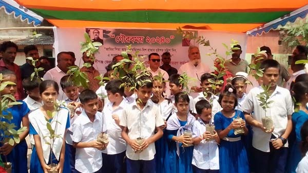 সিরাজদিখানে স্কুল ছাত্র-ছাত্রীদের মাঝে গাছের চারা বিতরন