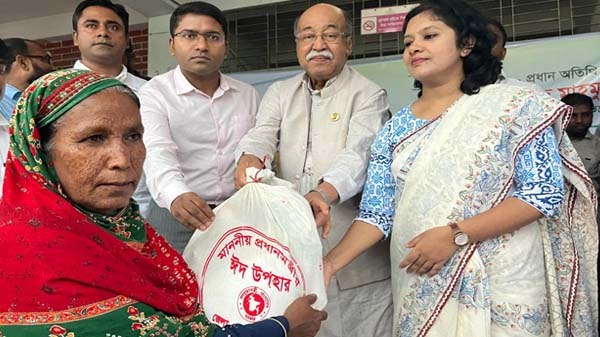 নরসিংদীতে পাঁচ শতাধিক পরিবারের মাঝে প্রধানমন্ত্রীর ঈদ উপহার বিতরণ করলেন শিল্পমন্ত্রী
