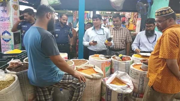 গৌ‌রিপুর বাজারে ভোক্তা-অধিকারের অভিযানে ৭১ হাজার টাকা জ‌রিমানা আদায়