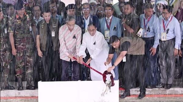 বঙ্গভবনের পুকুরে মাছের পোনা অবমুক্ত করলেন রাষ্ট্রপতি