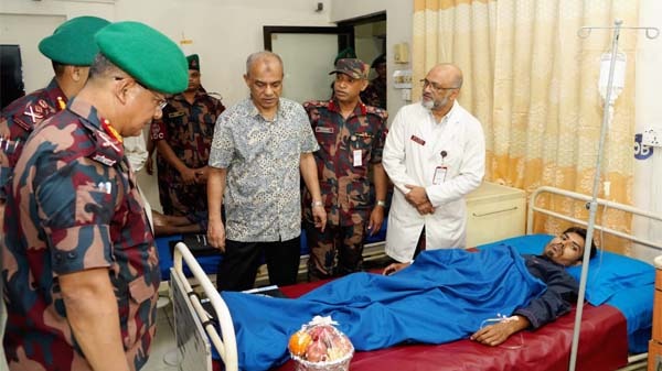 পিলখানায় বর্ডার গার্ড হাসপাতাল পরিদর্শন করেছেন স্বরাষ্ট্র উপদেষ্টা