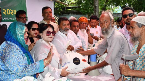 সিরাজদিখানে হতদরিদ্রের মাঝে ত্রাণ বিতরণ