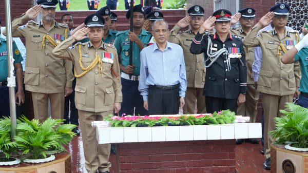 রাজারবাগ পুলিশ স্মৃতিস্তম্ভে স্বরাষ্ট্র উপদেষ্টার শ্রদ্ধা