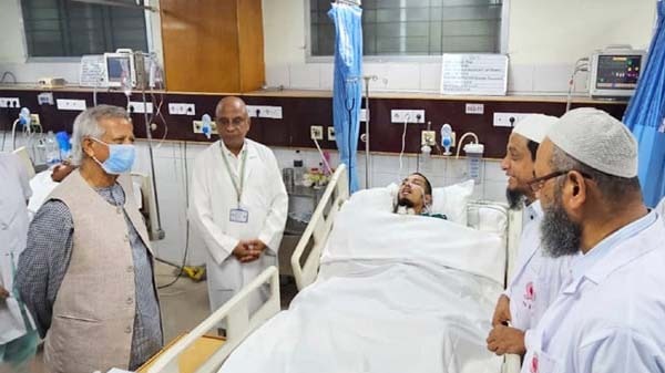 গণ-আন্দোলনে আহতদের দেখতে নিউরোসায়েন্সেস হাসপাতালে ড. ইউনূস