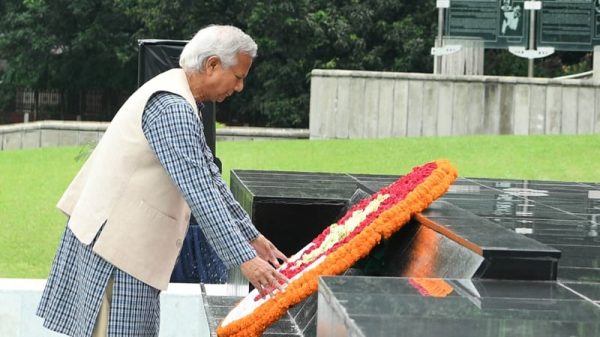 শিখা অনির্বাণে প্রধান উপদেষ্টার শ্রদ্ধা নিবেদন