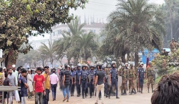 পোশাক কারখানার ঊর্ধ্বতন কর্মকর্তাদের অপসারণের দাবিতে সড়ক অবরোধ