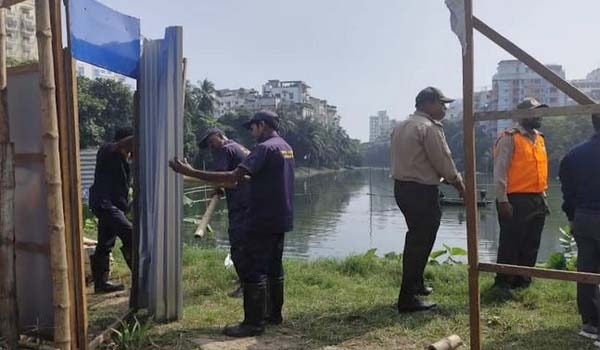 পরিবেশ উপদেষ্টার নির্দেশে যৌথ অভিযান; গুলশান লেকে অবৈধ স্থাপনা উচ্ছেদ