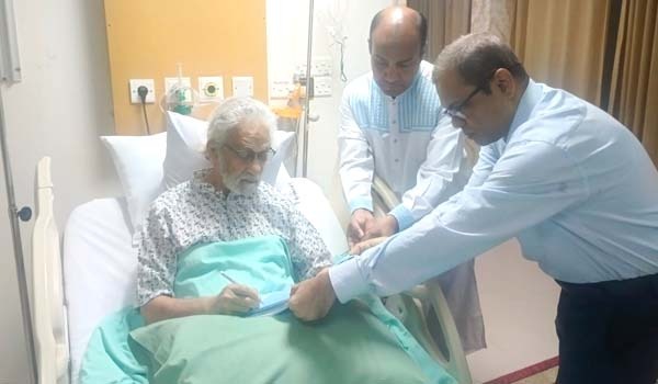 হাসপাতালেও দাপ্তরিক কাজ সম্পাদন করছেন স্থানীয় সরকার উপদেষ্টা