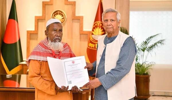 আমাকে রংপুরের একজন উপদেষ্টা হিসেবে বিবেচনা করুন : আবু সাঈদের পরিবারকে অধ্যাপক ইউনূস