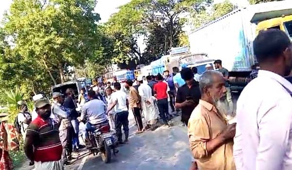 নাটোরে ইউএনওর বিরুদ্ধে অনিয়মের অভিযোগে গৃহহীনদের মহাসড়ক অবরোধ