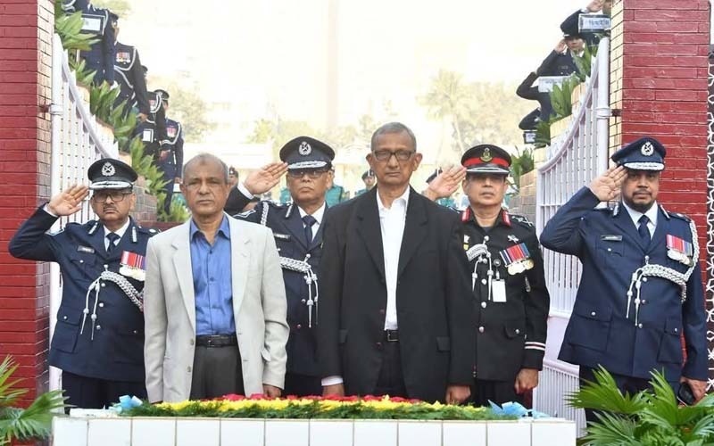 রাজারবাগ পুলিশ স্মৃতিসৌধে স্বরাষ্ট্র উপদেষ্টার শ্রদ্ধা নিবেদন