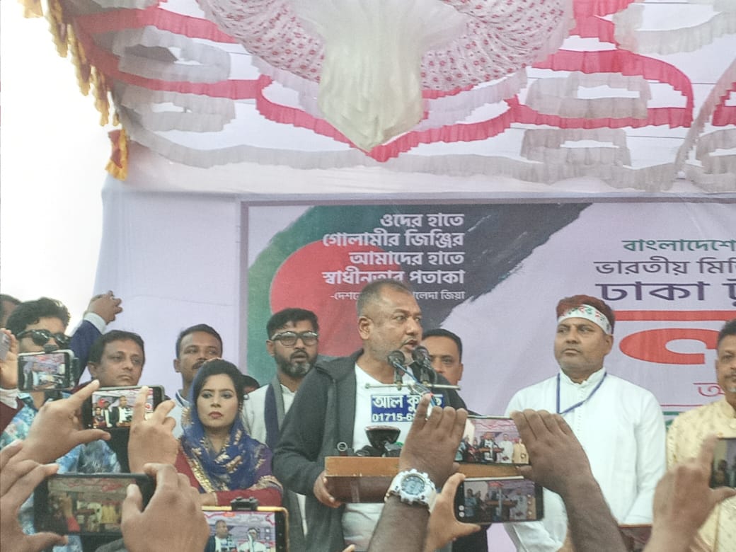 এদিকে লং মার্চকে ঘিরে সীমান্ত এলাকায় ছিল কড়া নিরাপত্তা। কাস্টমস এলাকা পর্যন্ত লোকজনকে আটকে দেয় আইন-শৃঙ্খলা রক্ষা বাহিনী।