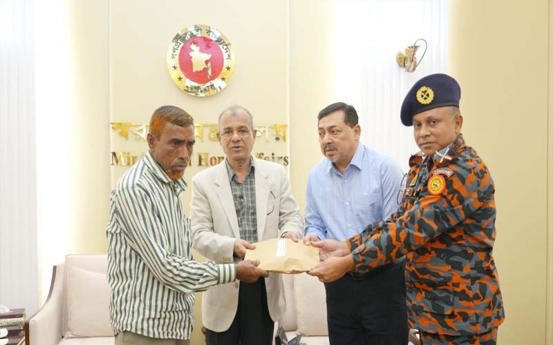 ফায়ারফাইটার নয়ন'র পরিবারকে স্বরাষ্ট্র মন্ত্রণালয়ের পক্ষ থেকে ৫লক্ষ টাকা সহায়তা প্রদান