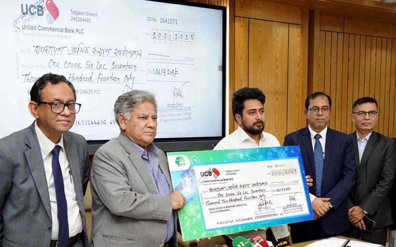 শ্রমিক কল্যাণ ফাউন্ডেশনে ১ কোটি ৬ লক্ষ টাকার চেক হস্তান্তর করলেন উপদেষ্টা নাহিদ ইসলাম