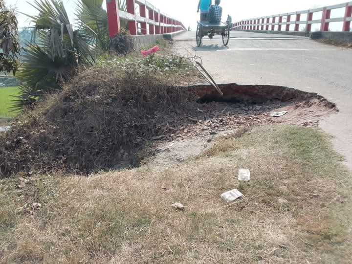 সেতুর সংযোগ সড়ক ভেঙ্গে গর্ত, ভয়াবহ দূর্ঘটনায় প্রানহানী শঙ্কা!