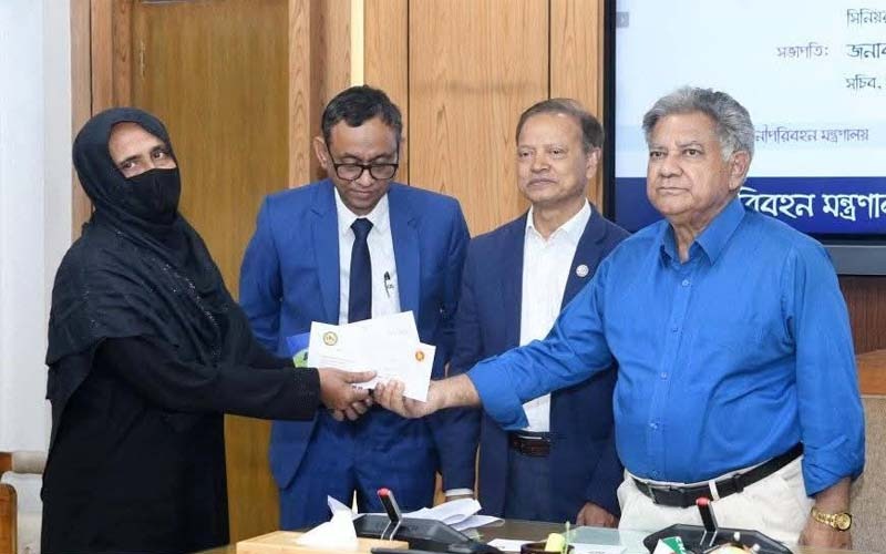 দুর্ঘটনায় নিহত নৌশ্রমিকদের পরিবারকে ৩০ লক্ষ টাকা প্রদান করলেন নৌপরিবহন এবং শ্রম ও কর্মসংস্থান উপদেষ্টা
